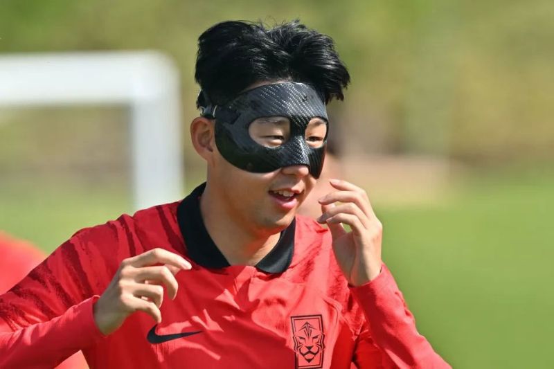 Khi cầu thủ Hàn Quốc đeo mặt nạ trên sân như thế nào?