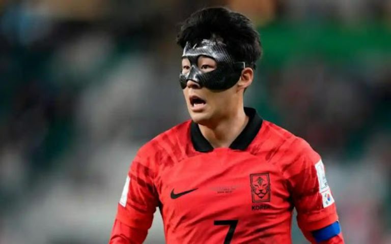  Cầu thủ Hàn Quốc đeo mặt nạ.